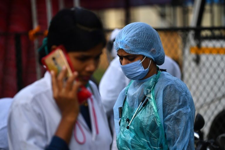 Profissionais da saúde em centro de quarentena na cidade indiana de Nashik - AFP