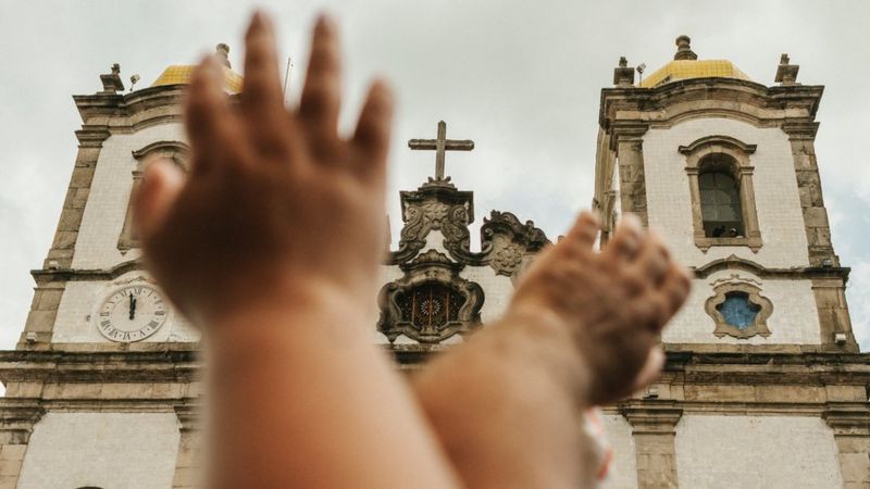 GETTY IMAGES Legenda da foto, Igreja que é símbolo de sincretismo e respeito a religiões de matriz africana em Salvador abriga túmulo de um dos maiores traficantes de escravizados da Bahia