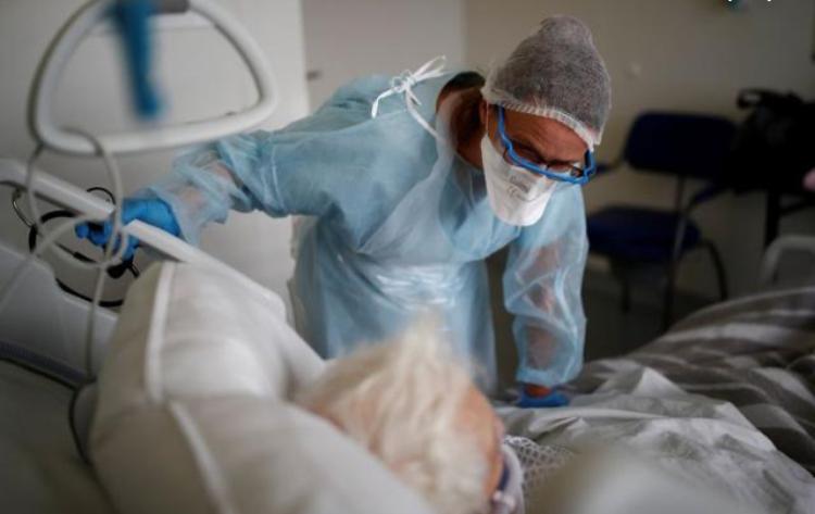 Profissional de saúde trata paciente com Covid-19 em hospital em Vannes, na França 12/10/2020 REUTERS/Stephane Mahe