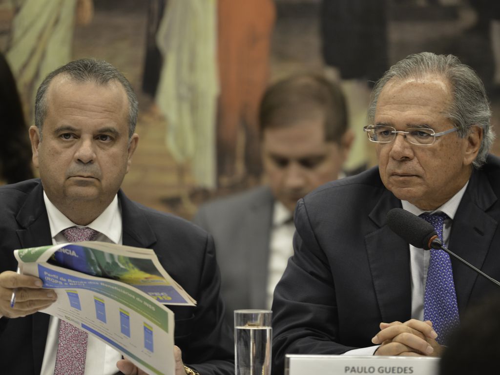 Rogério Marinho (E), e o ministro da Economia, Paulo Guedes, durante debate sobre a reforma da Previdência na Câmara Foto: Fabio Rodrigues Pozzebom - 3.abr.2019/ Agência Brasil
