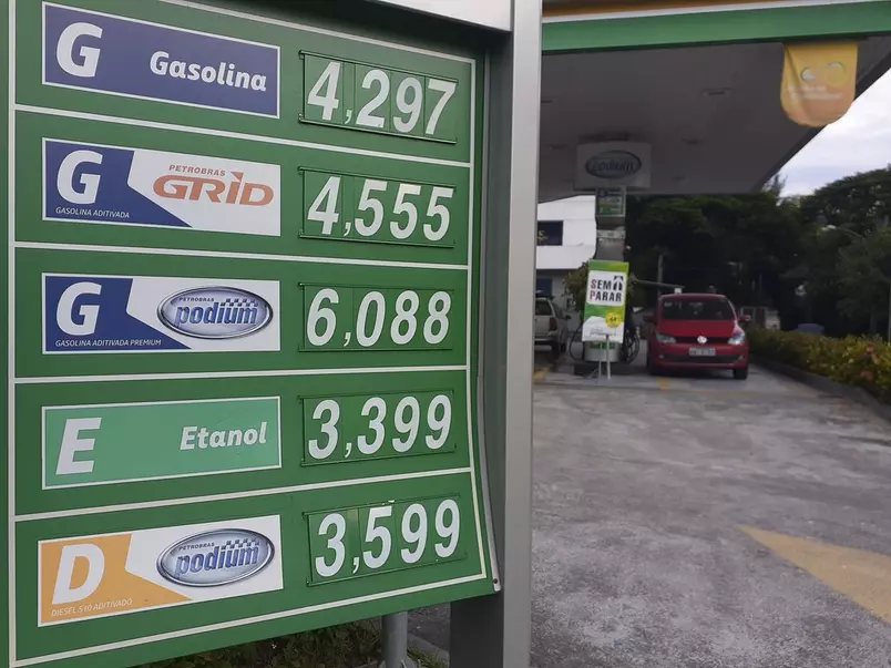 Postos de gasolina no Rio de Janeiro exibem o preço do combustível (06.mai.2020) Foto: Fernando Frazão/Agência Brasil