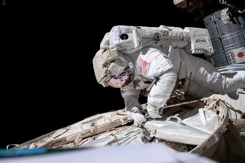 O astronauta da Nasa Chris Cassidy trabalha em módulo para permitir pesquisas do lado de fora da ISS (Estação Espacial Internacional) Foto: Divulgação/Nasa Johnson (21.jul.2020)