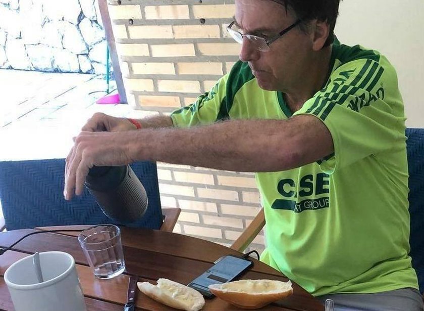 Bolsonaro come pão com leite condensado em café da manhã. Foto: Divulgação