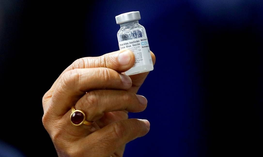 Ministro da Saúde da Índia Harsh Vardhan segura uma dose da vacina COVID-19 da Bharat Biotech chamada Covaxin Foto: Adnan Abidi / Reuters