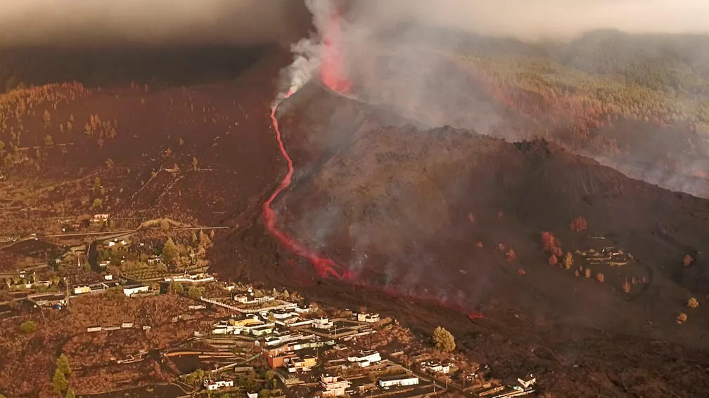 Captura de tela de imagens de drones mostra lava fluindo após erupção do vulcão em La Palma neste domingo (26) - Foto: Reuters