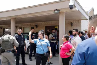 Policiais guardam a cena do crime, após ataque a tiros em escola de ensino fundamental, em Uvalde, no Texas Foto: Reuters